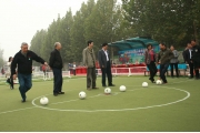 足球界前辈与领导举行开球仪式